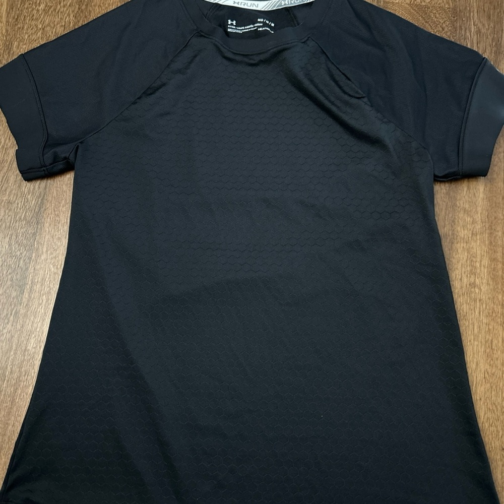 Under Armour Women’s Tee in Black Hex Pattern Heatgear Run Tee/ Cutout Back!